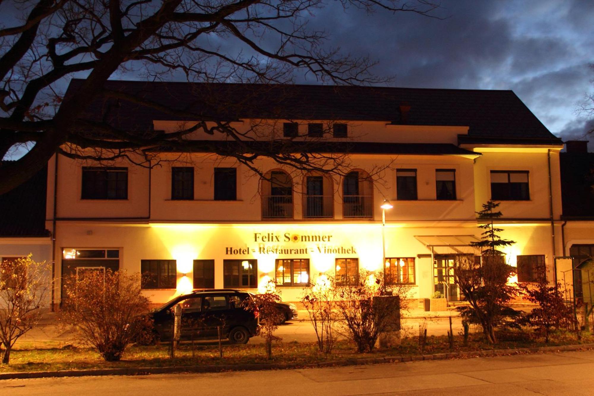 Hotel-Restaurant-Vinothek Felix Sommer Auersthal Exteriér fotografie