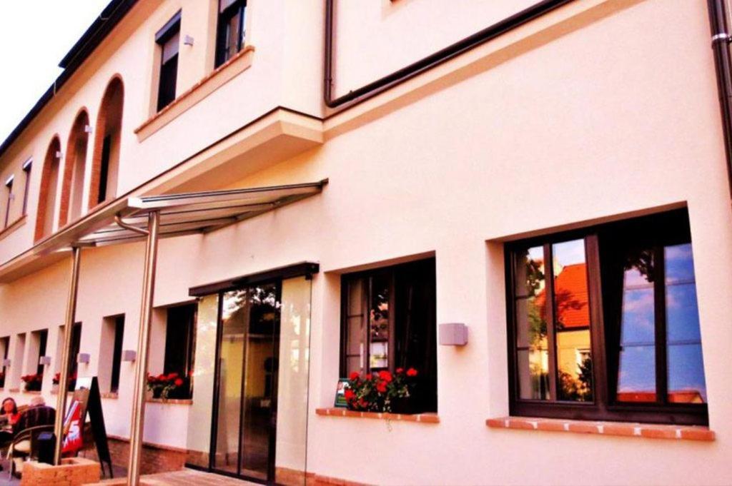 Hotel-Restaurant-Vinothek Felix Sommer Auersthal Exteriér fotografie